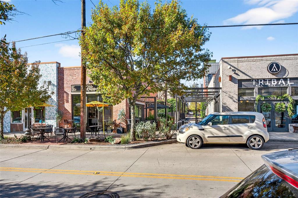 439 West 9th Street, Unit 2 Dallas, TX 75208 - Photo 20 of 25 a car parked in front of a building