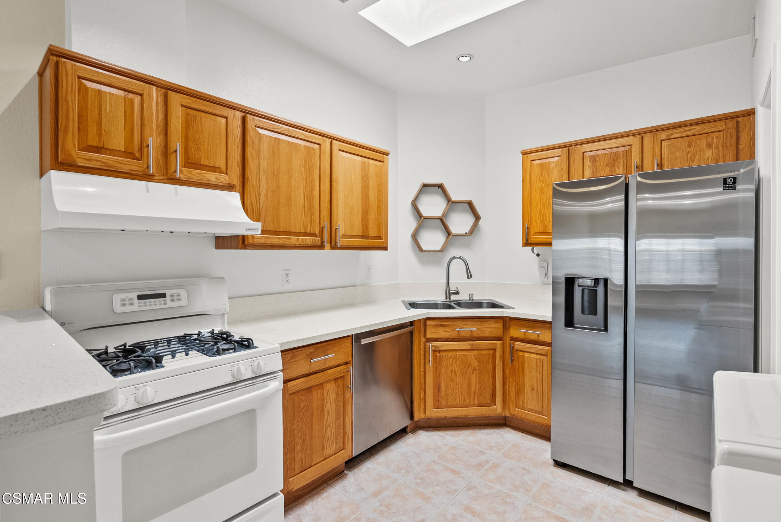 2930 Isle Way, Unit B Oxnard, CA 93035 - Photo 16 of 35 a kitchen with a sink stove and refrigerator