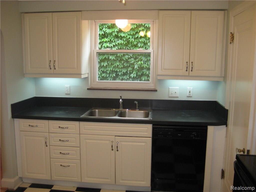 373 Kerby Road Grosse Pointe, MI 48236 - Photo 2 of 14 IMG_0049.JPG