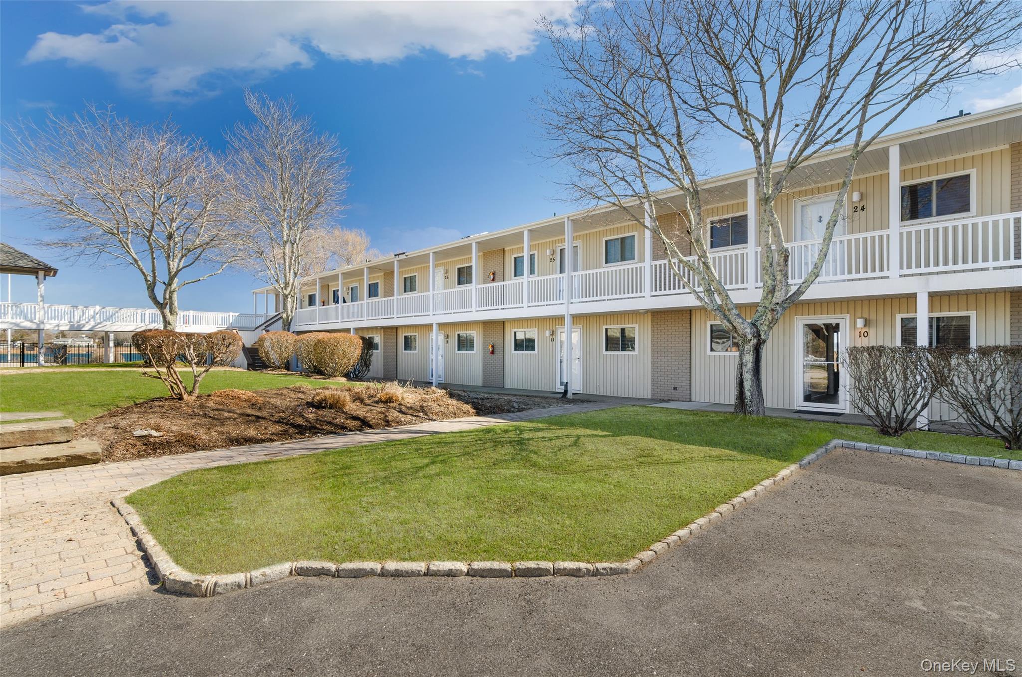 61 West Tiana Road, Unit 10 Hampton Bays, NY 11946 - Photo 3 of 28