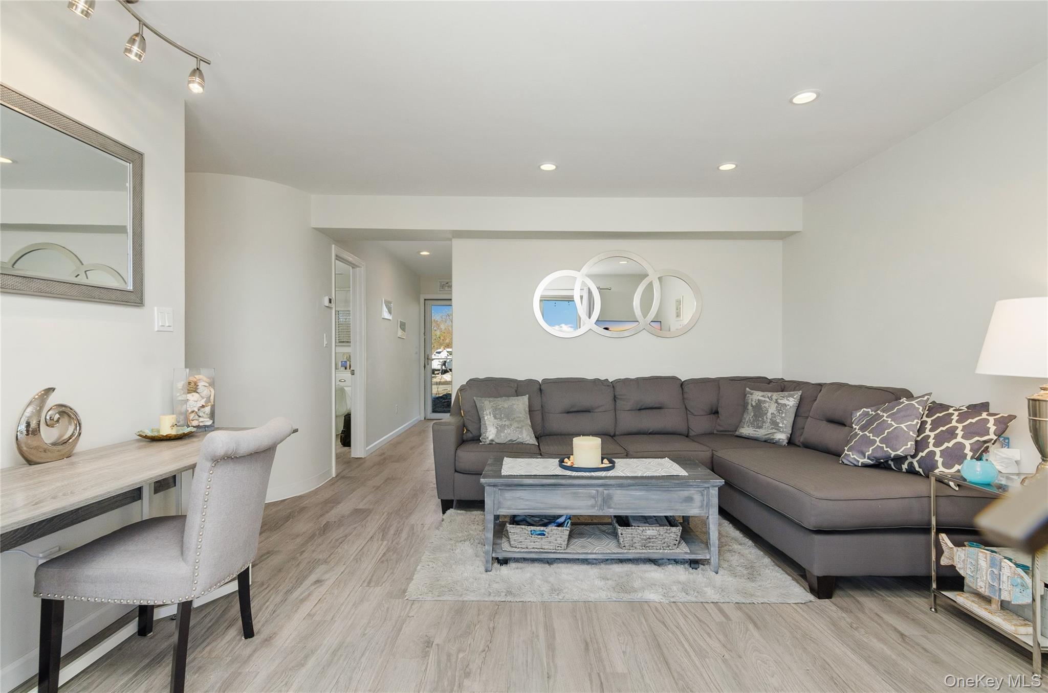 61 West Tiana Road, Unit 10 Hampton Bays, NY 11946 - Photo 4 of 28