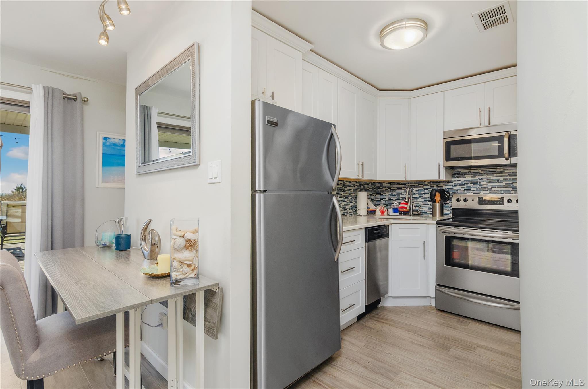 61 West Tiana Road, Unit 10 Hampton Bays, NY 11946 - Photo 7 of 28