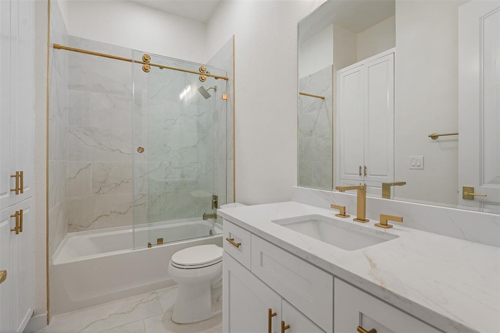 14354 Ridge Lane Malakoff, TX 75148 - Photo 17 of 40 a bathroom with a sink a toilet and shower
