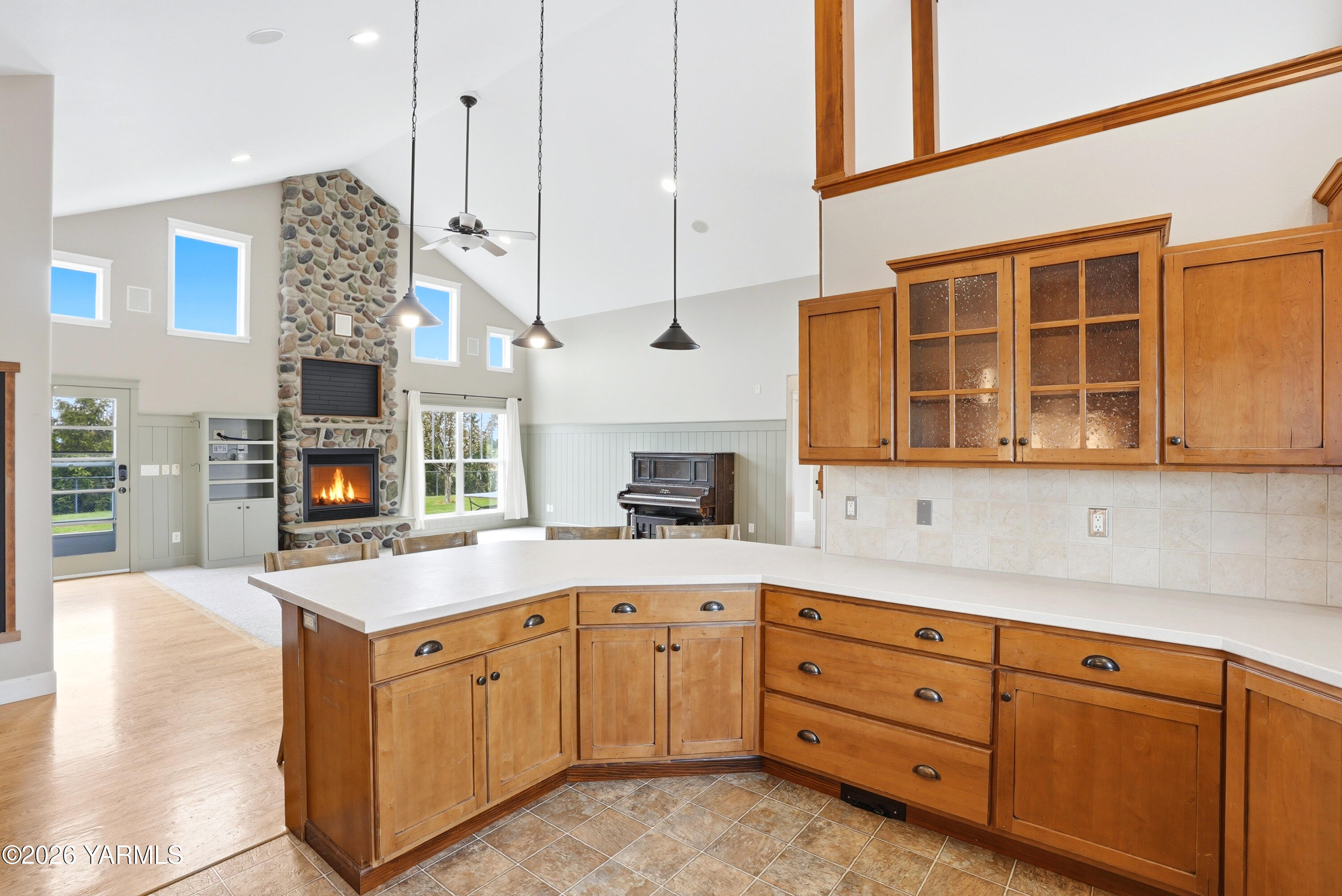 230 Albro Road Sunnyside, WA 98944 - Photo 10 of 46 a kitchen with cabinets and window