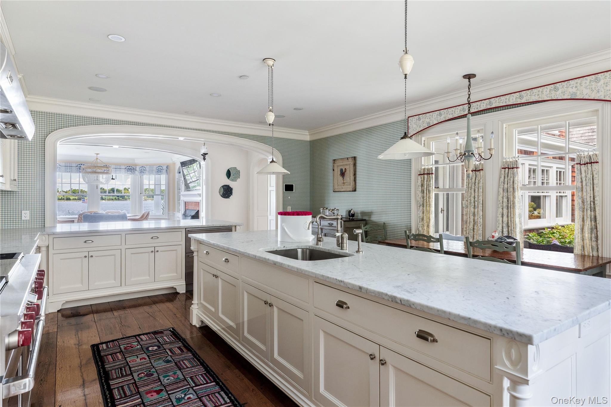75 Cove Neck Road Cove Neck, NY 11771 - Photo 12 of 40 a spacious bathroom with a double vanity sink a mirror a bathtub and