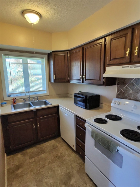 39 Acton Street Springfield, MA 01151 - Photo 4 of 18 Gallery Image 4