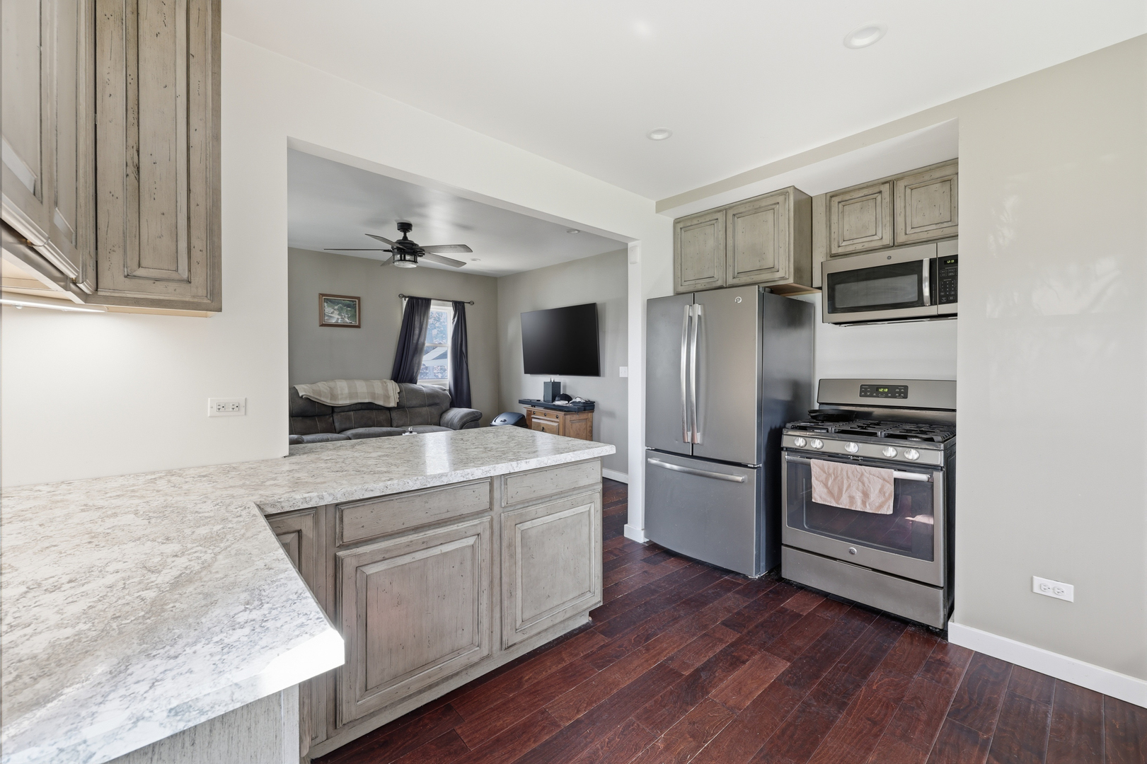 307 West Army Trail Road Bloomingdale, IL 60108 - Photo 5 of 17