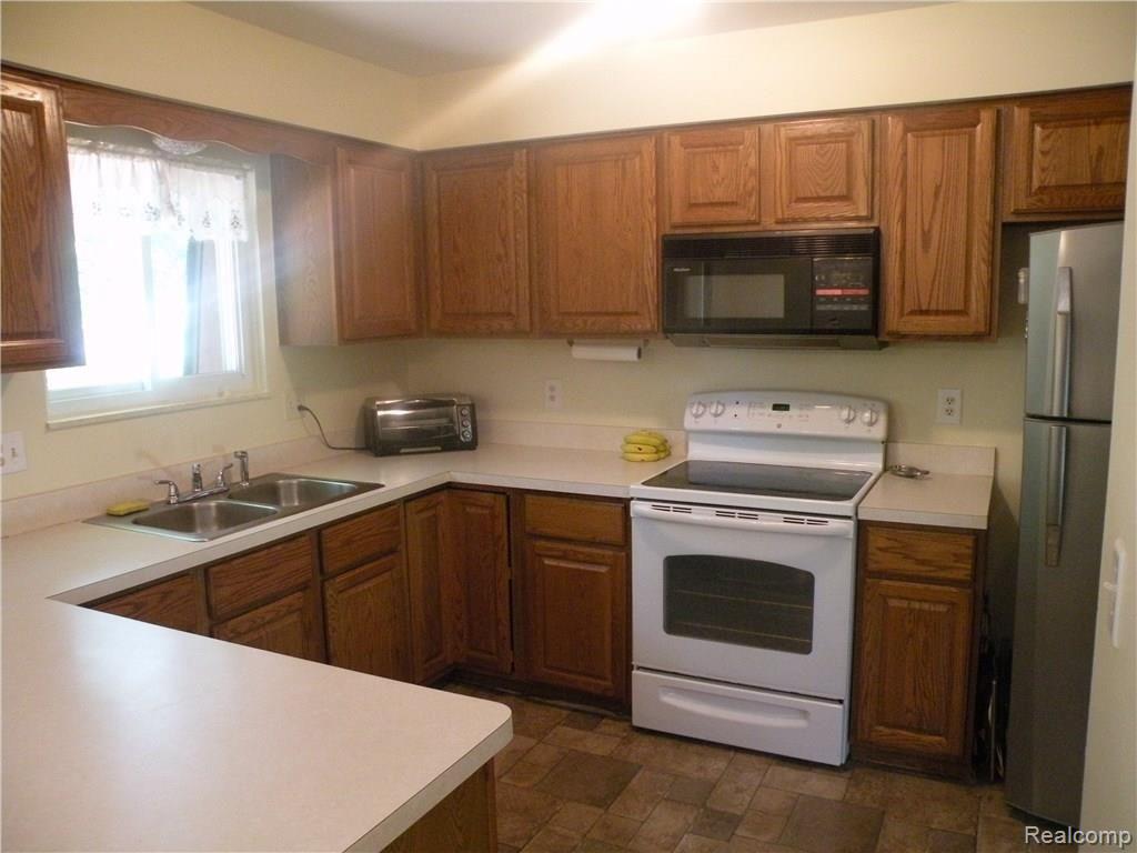 1757 Manse Road Waterford, MI 48328 - Photo 3 of 16 DSCN8169.JPG