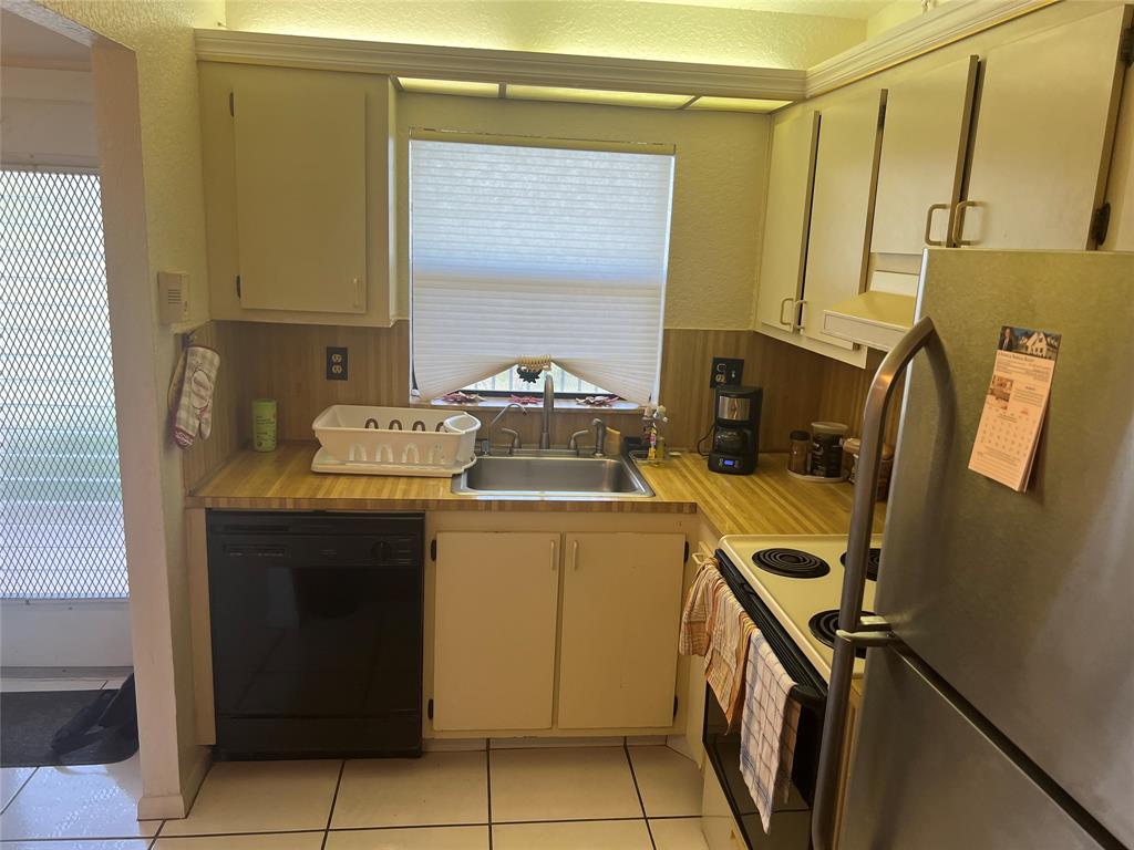 10100 Northwest 30th Court, Unit 310 Sunrise, FL 33322 - Photo 13 of 60 a utility room with dryer and washer