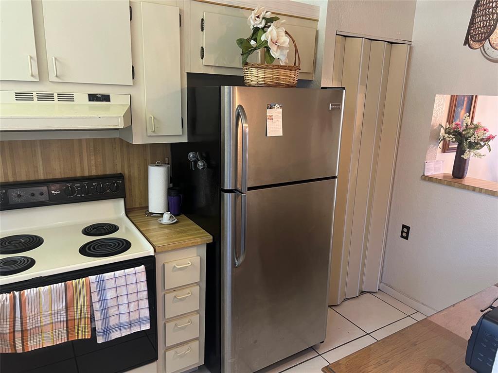 10100 Northwest 30th Court, Unit 310 Sunrise, FL 33322 - Photo 10 of 60 a kitchen with stainless steel appliances granite countertop a refrigerator and a stove