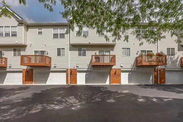 $485,000 | 822 Shandrew Drive, Naperville, IL 60540