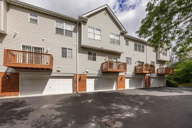 $485,000 | 822 Shandrew Drive, Naperville, IL 60540