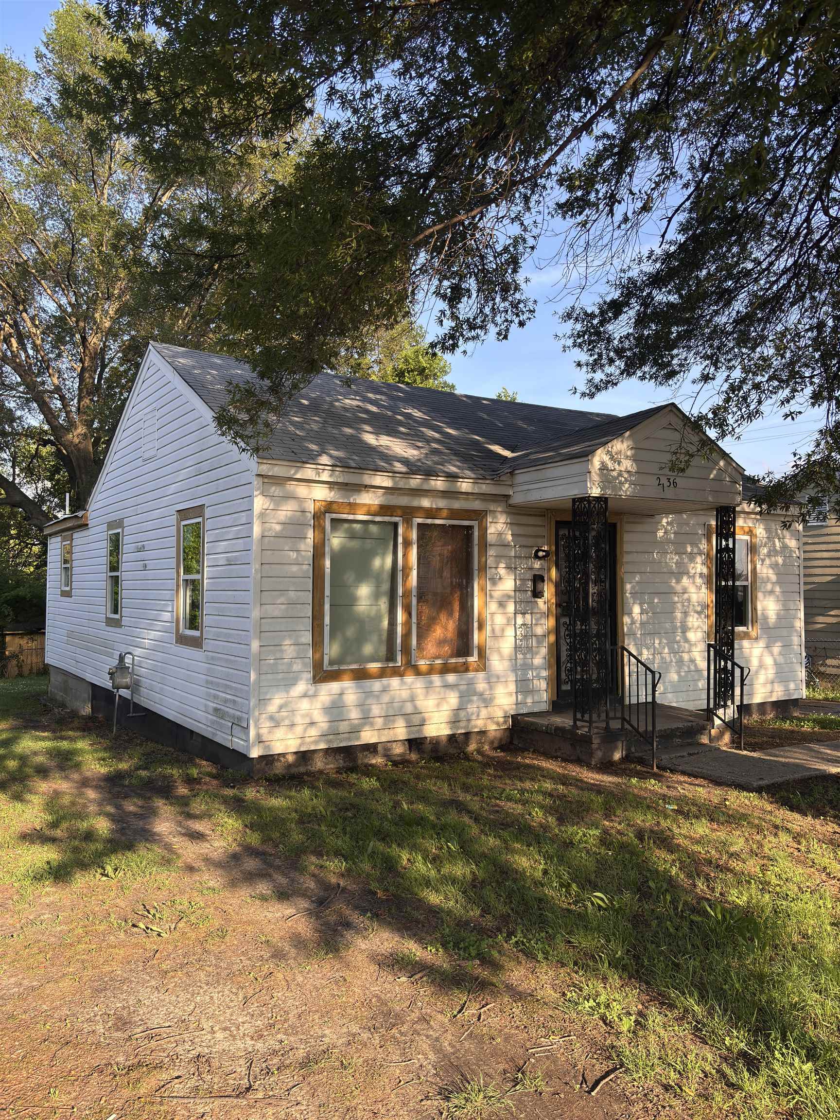 2136 Rile Street Memphis, TN 38109 - Photo 2 of 17 Bungalow featuring a front lawn