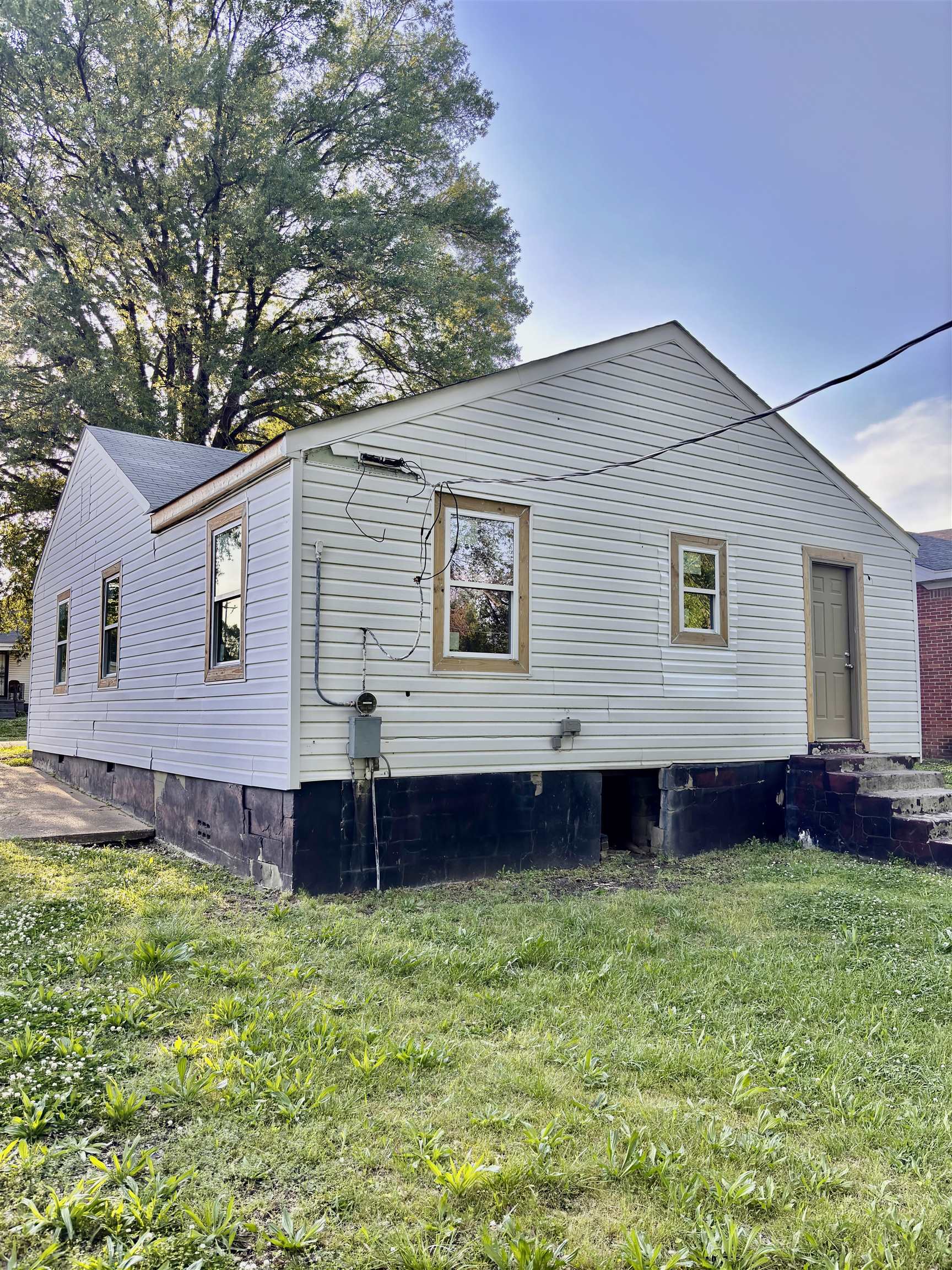 2136 Rile Street Memphis, TN 38109 - Photo 4 of 17 View of side of property featuring a yard
