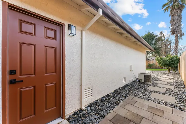 a view of a backyard