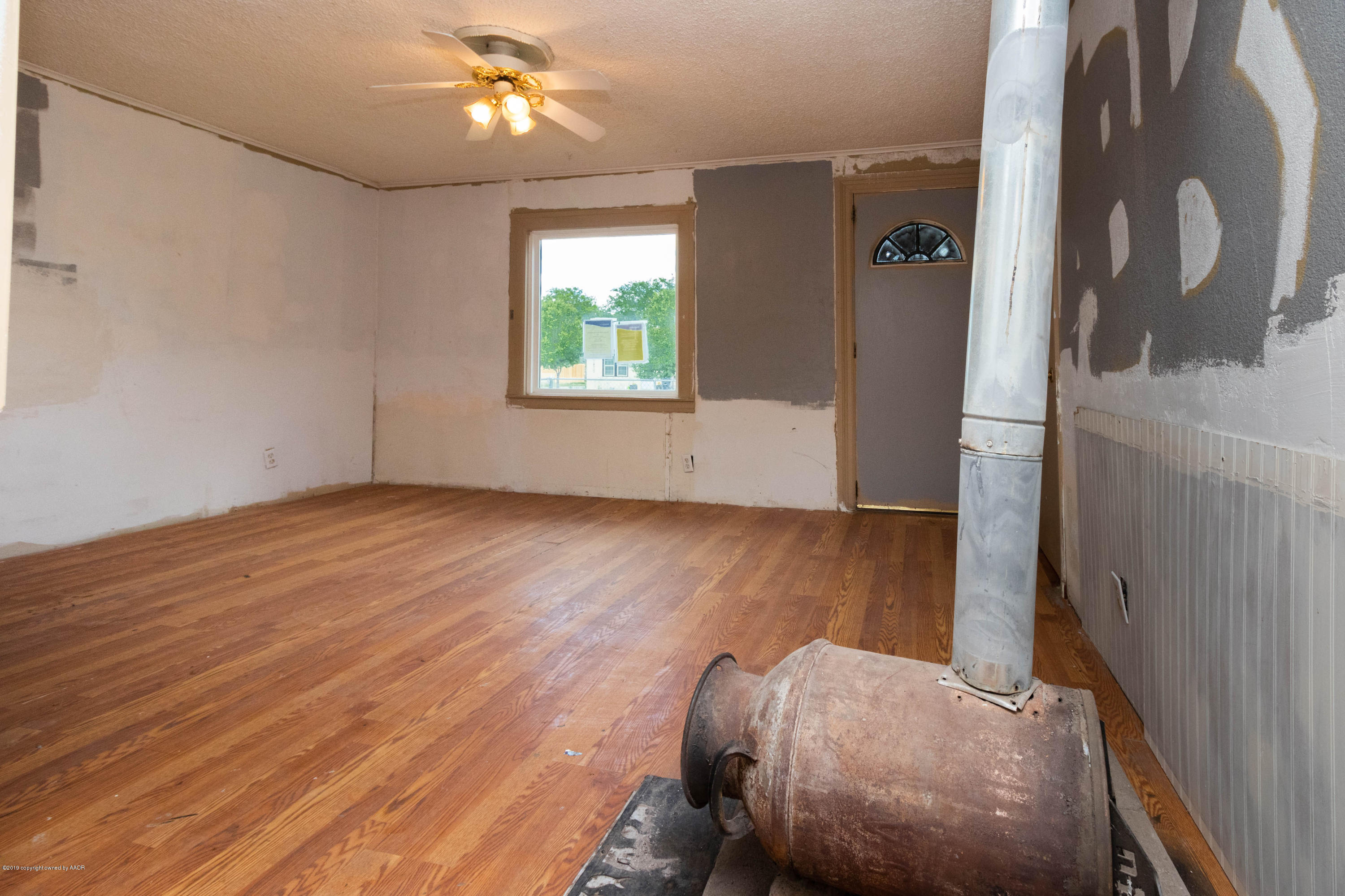 4002 South Harrison Street Amarillo, TX 79110 - Photo 6 of 21 a view of livingroom with furniture and wooden floor