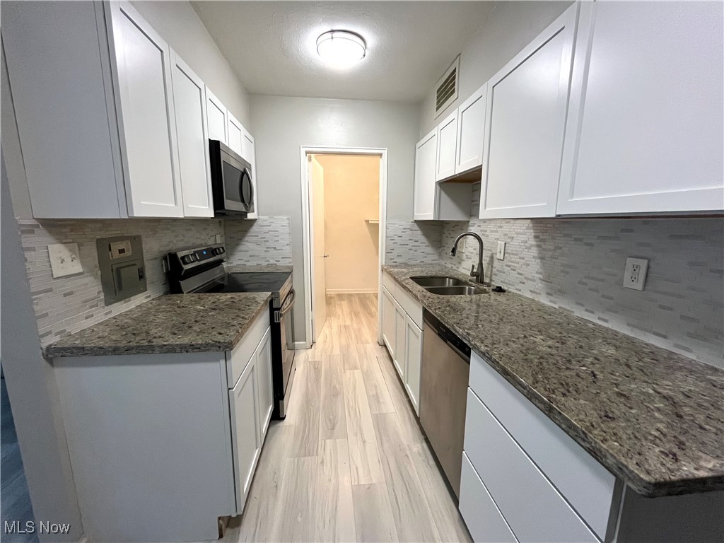13800 Fairhill Road, Unit 204 Shaker Heights, OH 44120 - Photo 9 of 21 Kitchen