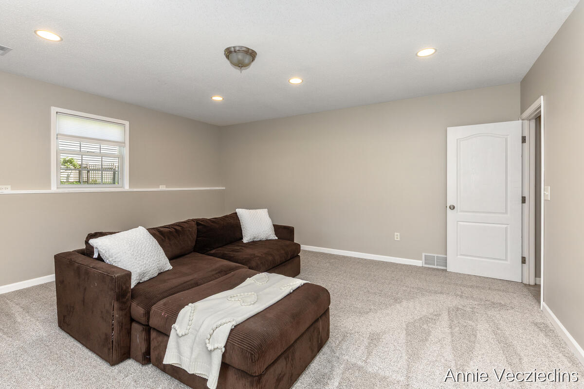 15096 Oakland Street Spring Lake, MI 49456 - Photo 24 of 41 15096-Oakland_028
