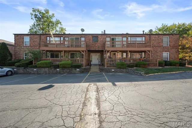 $130,000 | 4298 Chateau De Ville Drive, Unit A, St. Louis, MO 63129