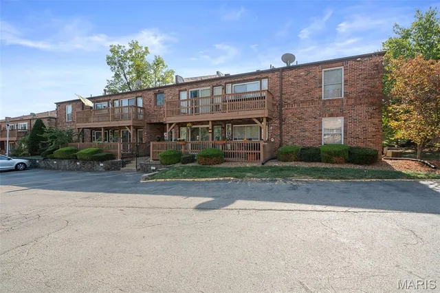 $130,000 | 4298 Chateau De Ville Drive, Unit A, St. Louis, MO 63129