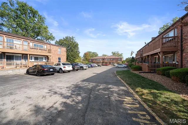 $130,000 | 4298 Chateau De Ville Drive, Unit A, St. Louis, MO 63129