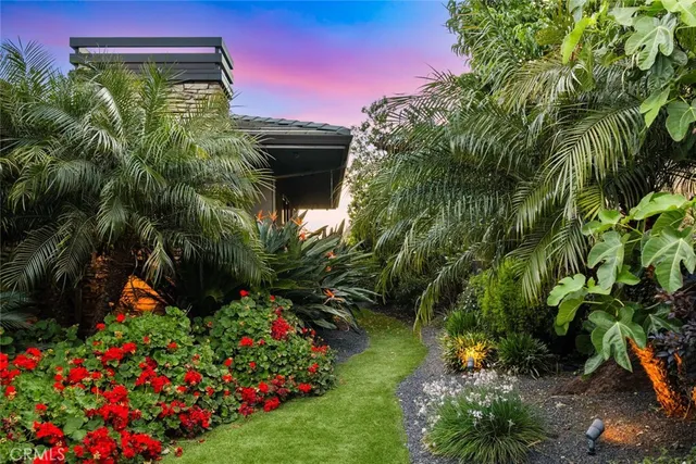 a view of a entrance of the house
