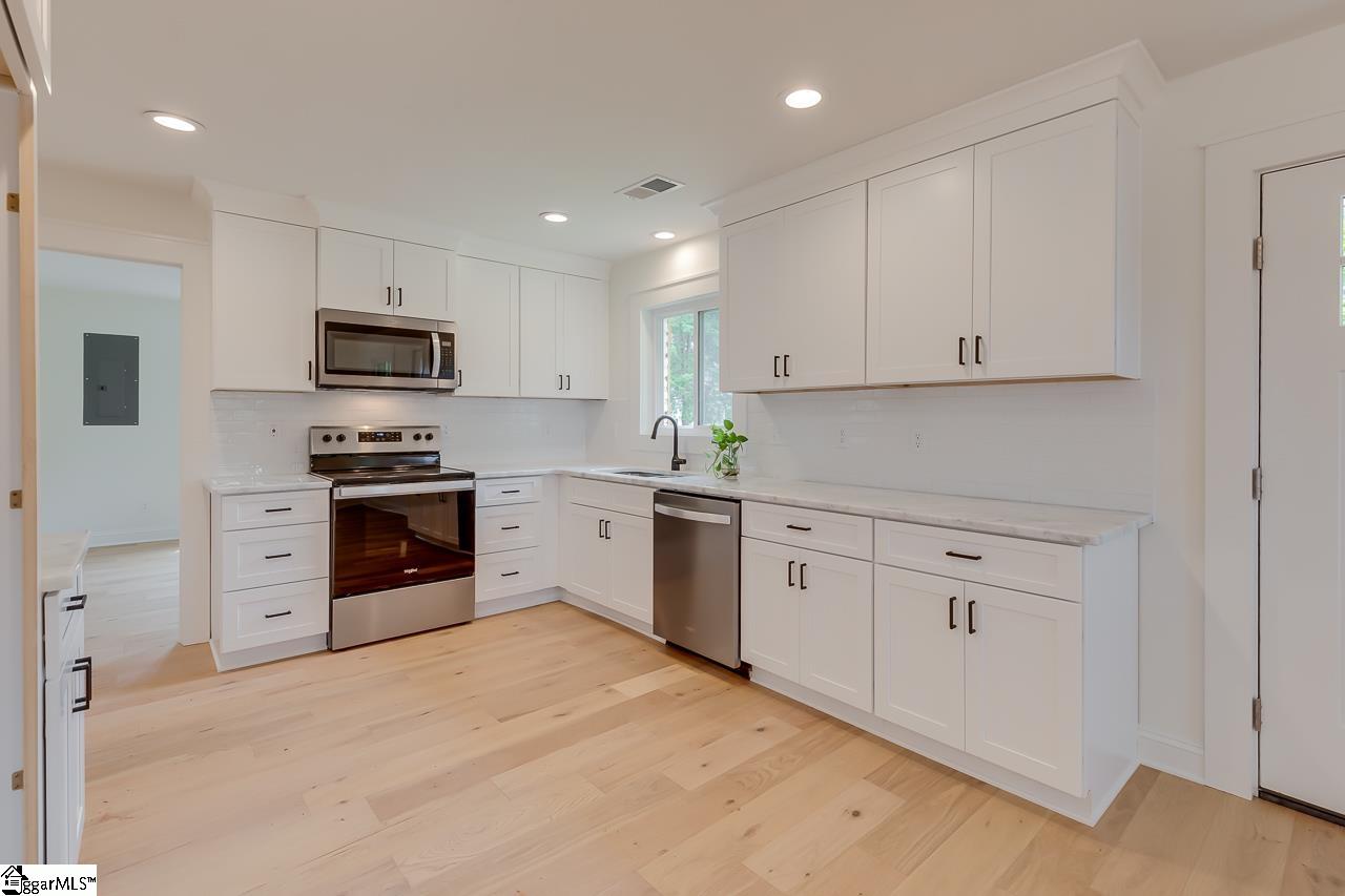 571 Lowndes Hill Road Greenville, SC 29607 - Photo 8 of 17 Gallery Image 8