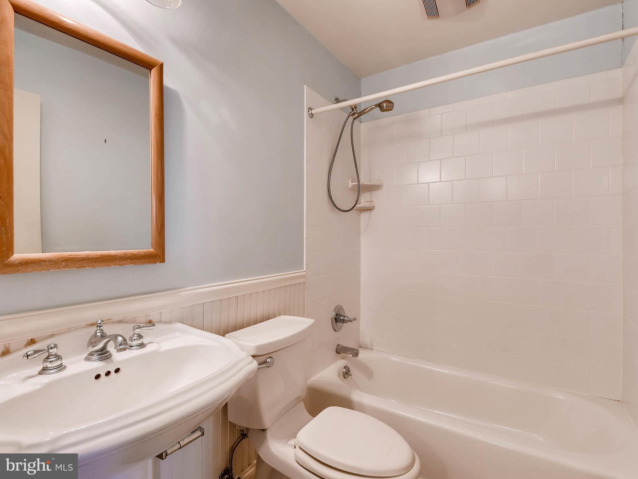 8107 Mid Haven Road Baltimore, MD 21222 - Photo 18 of 28 Bath