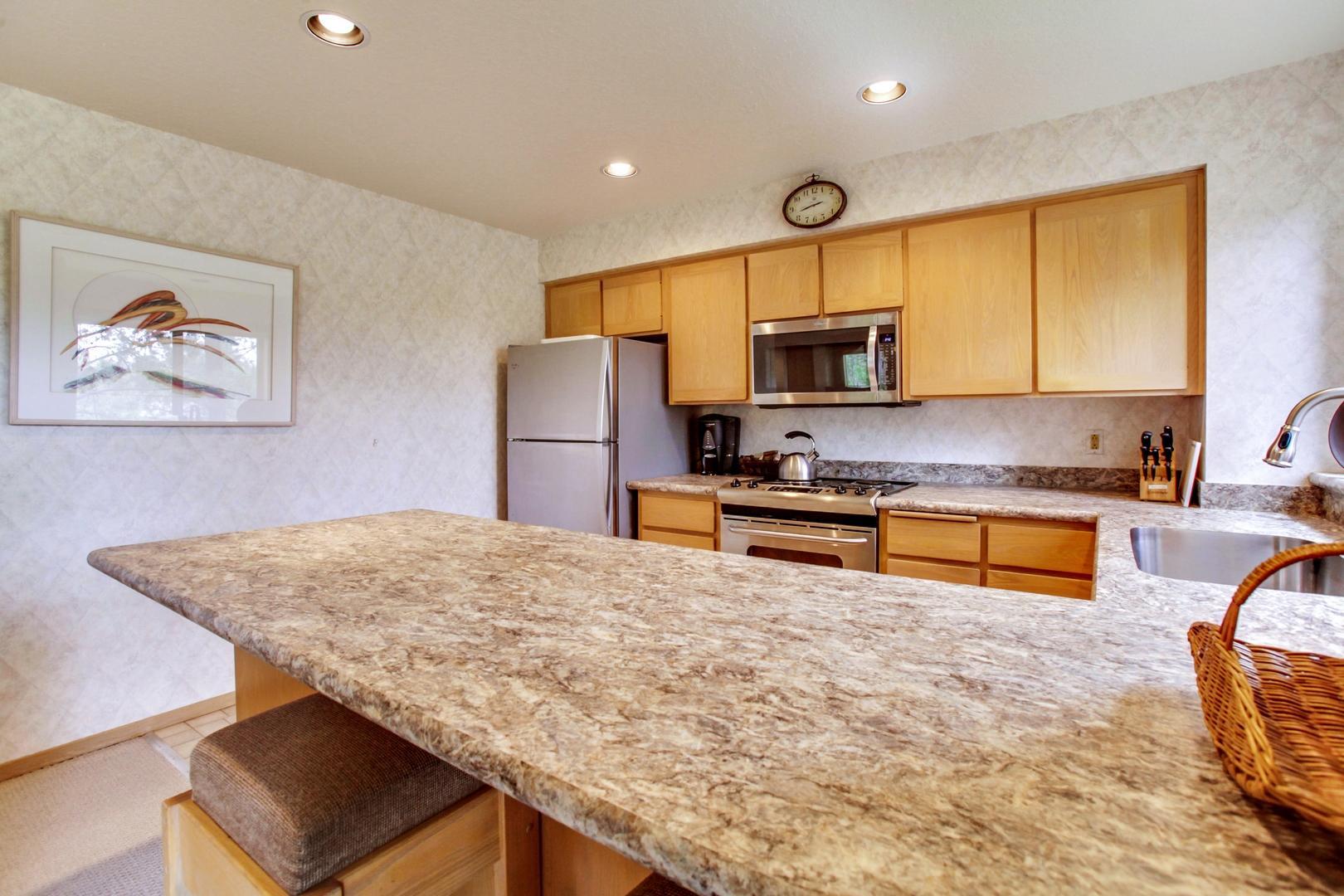 57321 Beaver Ridge Loop, Unit 1 Sunriver, OR 97707 - Photo 7 of 28 R1 kitchen from bar
