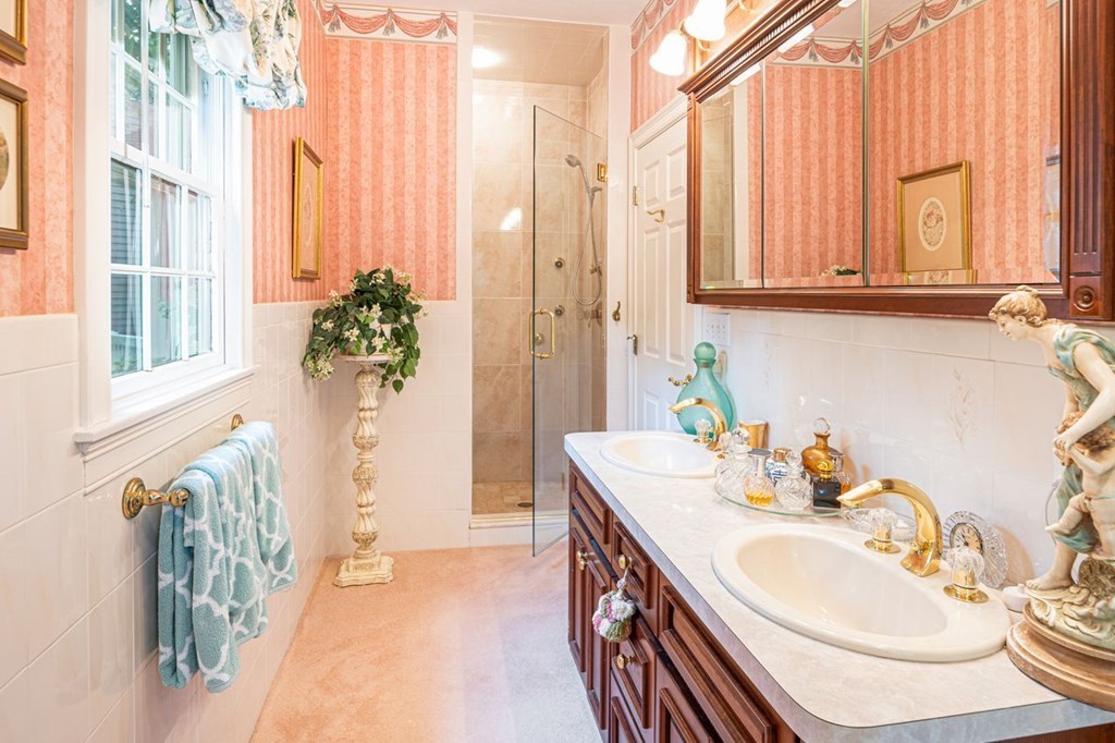 11 Forest Lane, Unit 11 Scituate, MA 02066 - Photo 21 of 39 a bath room with a sink and a mirror