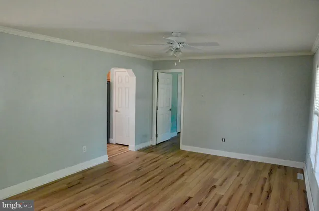 a view of front of a house with a yard