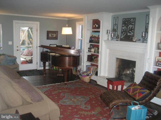 819 Ridgeleigh Road Baltimore, MD 21212 - Photo 13 of 20 Living Room