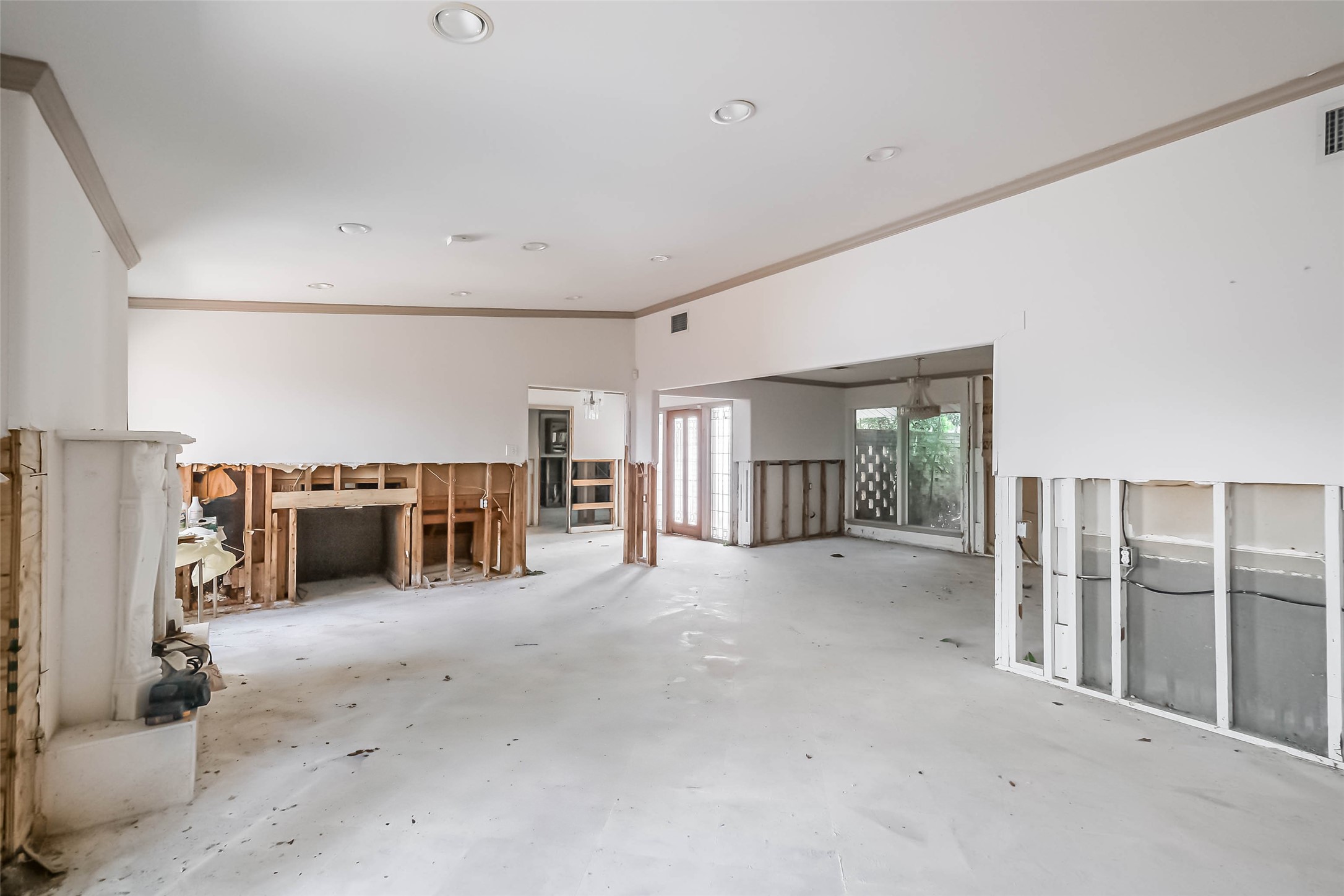 5218 Contour Place Houston, TX 77096 - Photo 6 of 22 a view of a livingroom with furniture and staircase