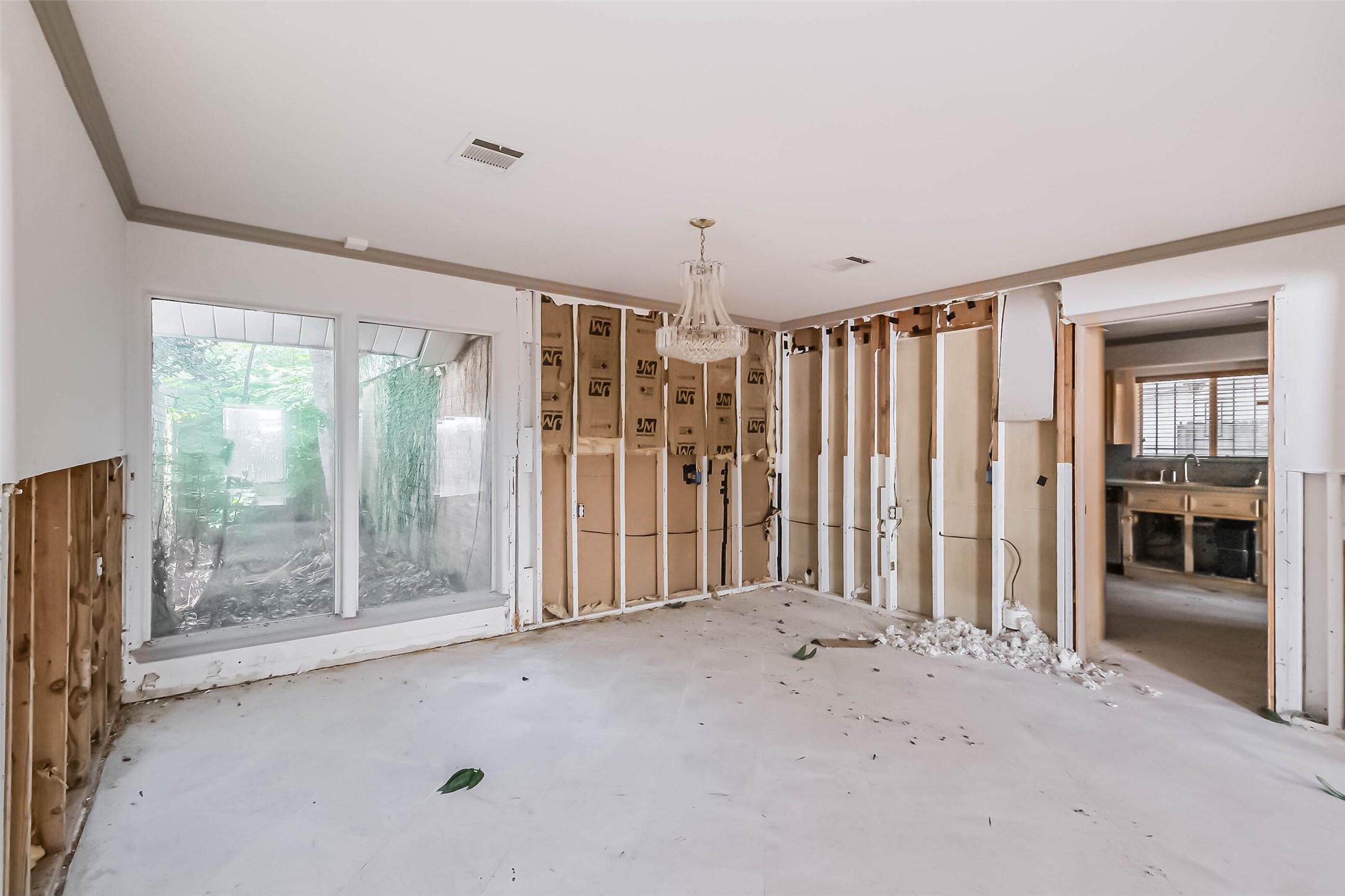 5218 Contour Place Houston, TX 77096 - Photo 10 of 22 en empty room with windows