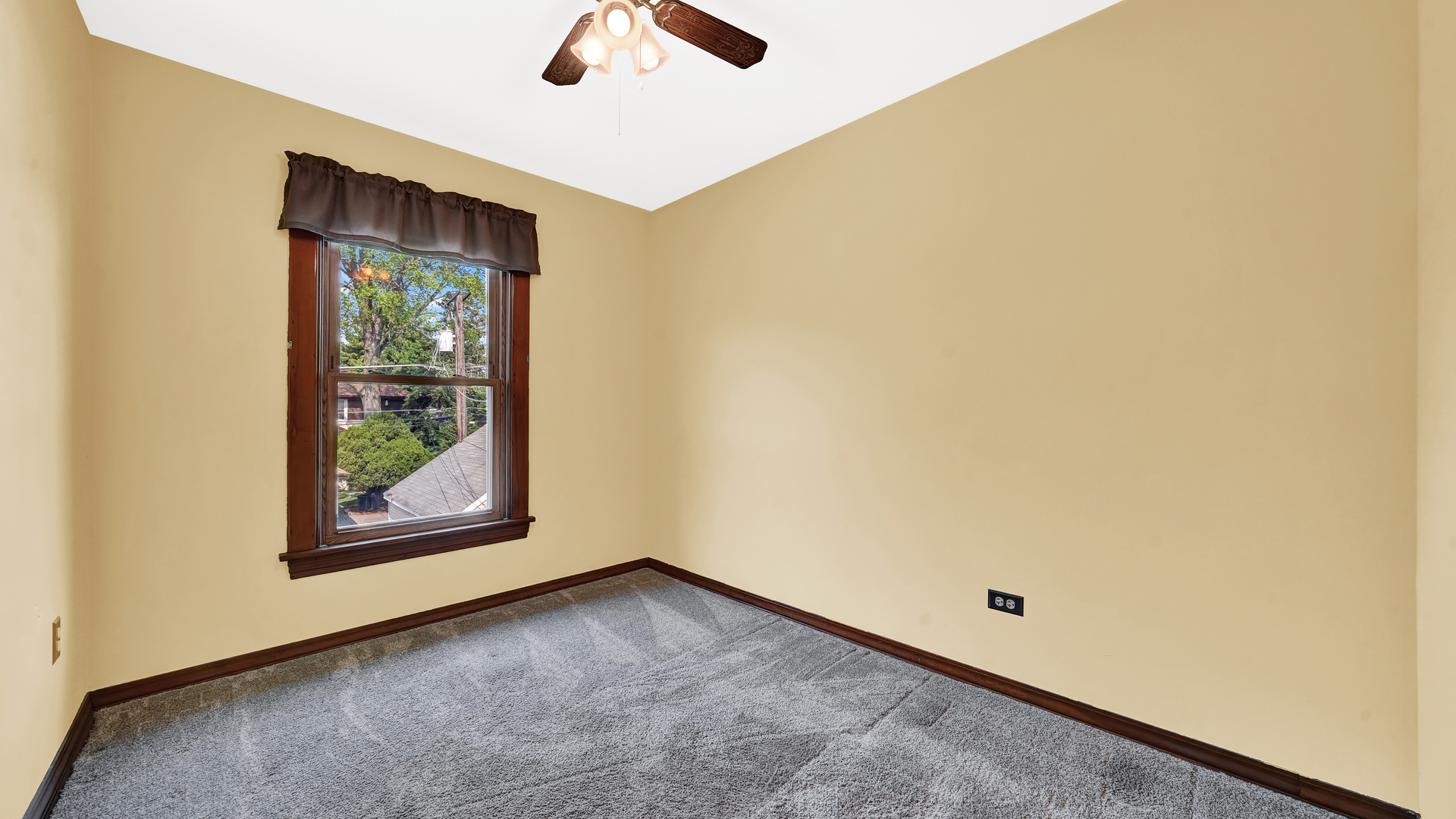 3130 Clinton Avenue Berwyn, IL 60402 - Photo 21 of 30 an empty room with windows