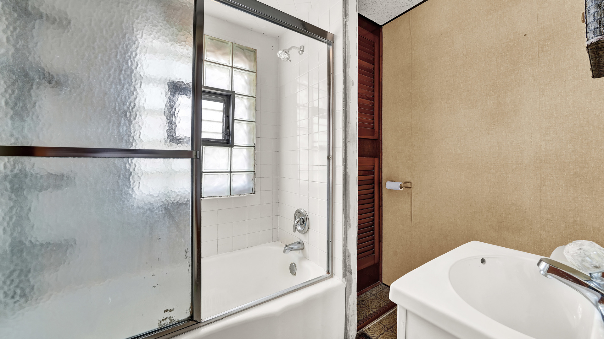 3130 Clinton Avenue Berwyn, IL 60402 - Photo 23 of 30 a bathroom with a bathtub and shower