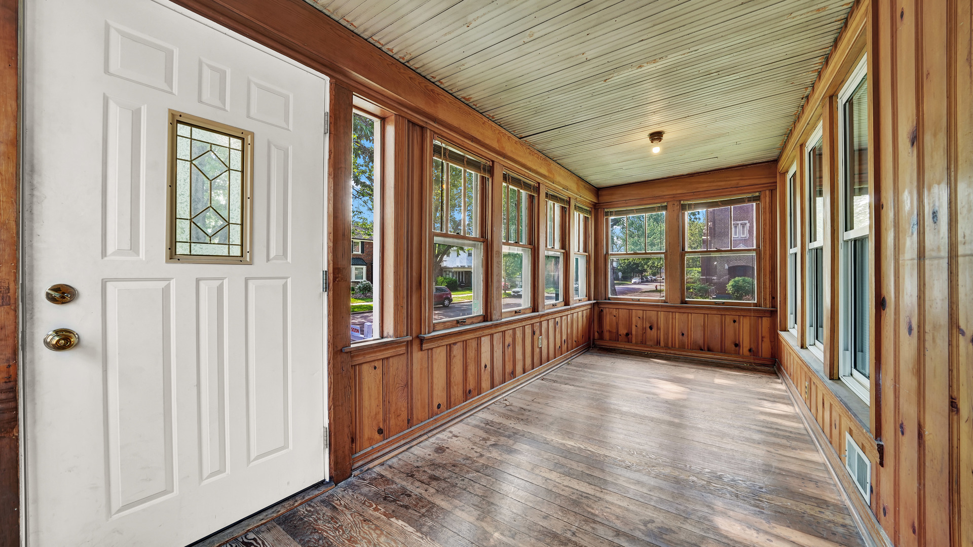 3130 Clinton Avenue Berwyn, IL 60402 - Photo 3 of 30 a view of an entryway