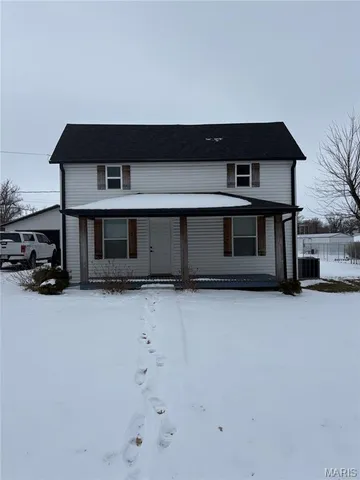 $229,000 | 512 East Walnut Street, Perry, MO 63462