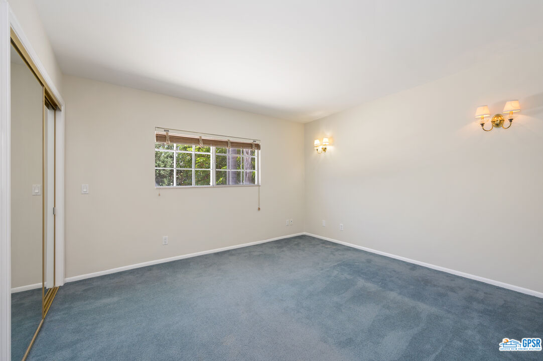 3290 Malcolm Avenue Los Angeles, CA 90034 - Photo 32 of 58 an empty room with windows