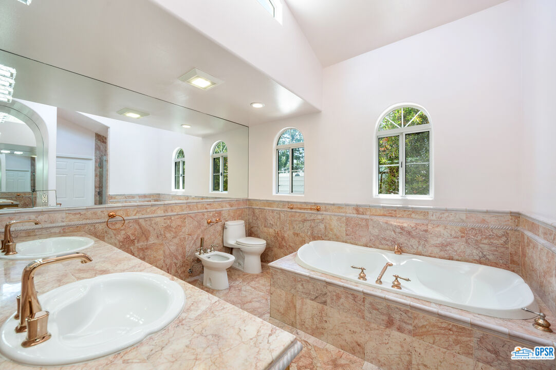 3290 Malcolm Avenue Los Angeles, CA 90034 - Photo 38 of 58 a bathroom with a tub a sink and mirror