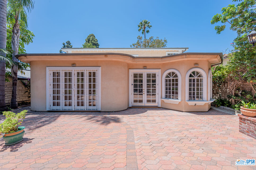 3290 Malcolm Avenue Los Angeles, CA 90034 - Photo 50 of 58 a view of front door and yard