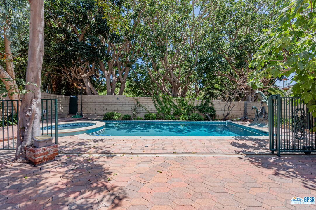 3290 Malcolm Avenue Los Angeles, CA 90034 - Photo 57 of 58 a view of backyard and tree