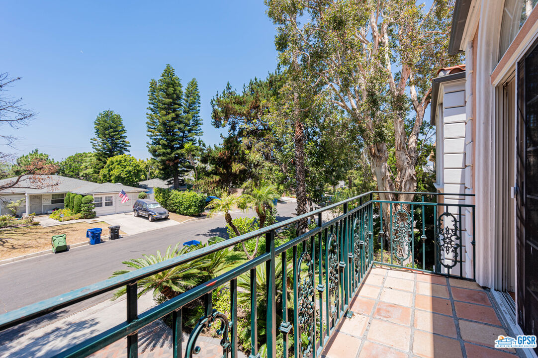 3290 Malcolm Avenue Los Angeles, CA 90034 - Photo 6 of 58 a view of a balcony with an outdoor space