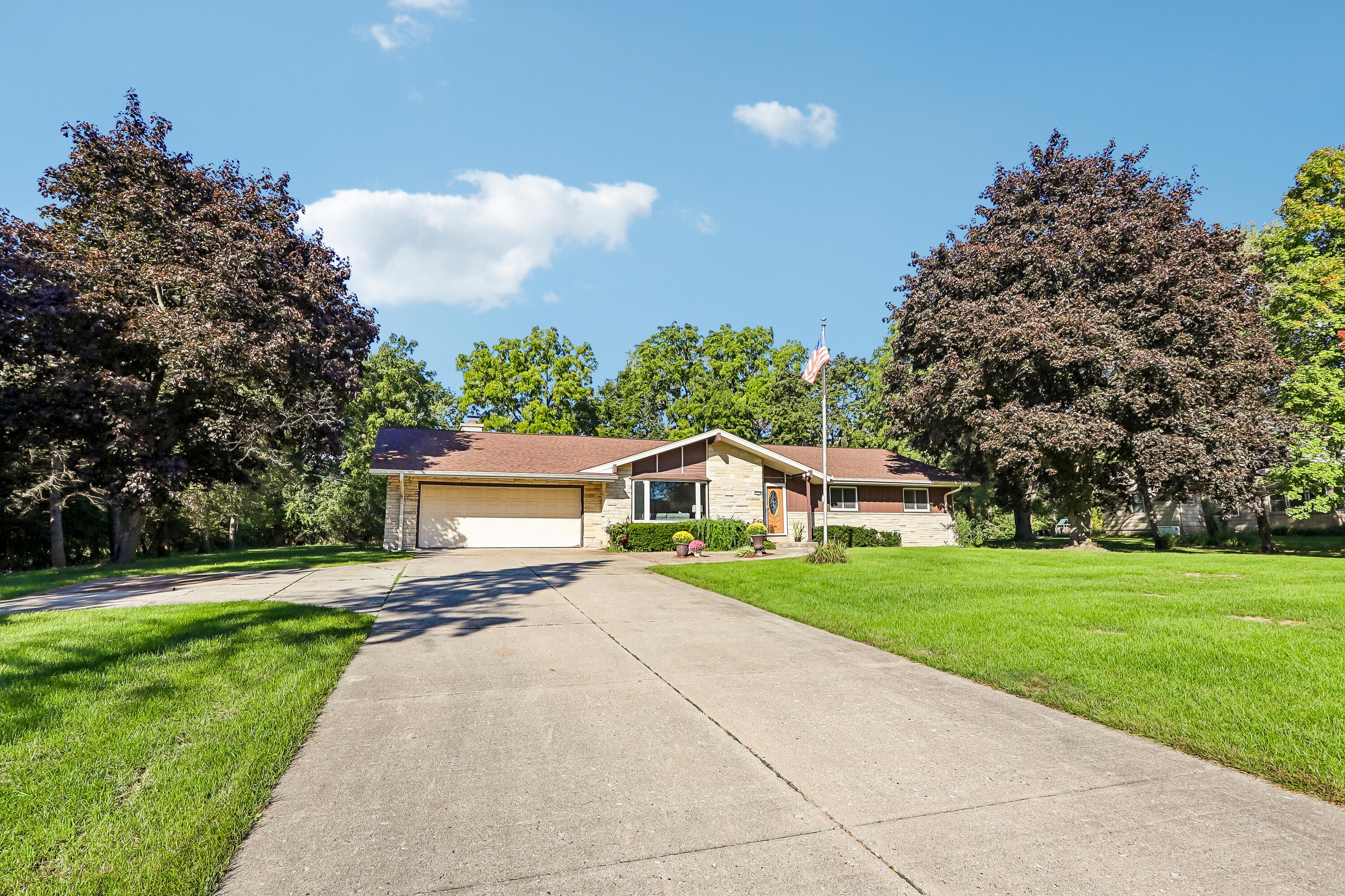 1555 Valley Ridge Drive Brookfield, WI 53005 - Photo 3 of 62 Long Drive Way