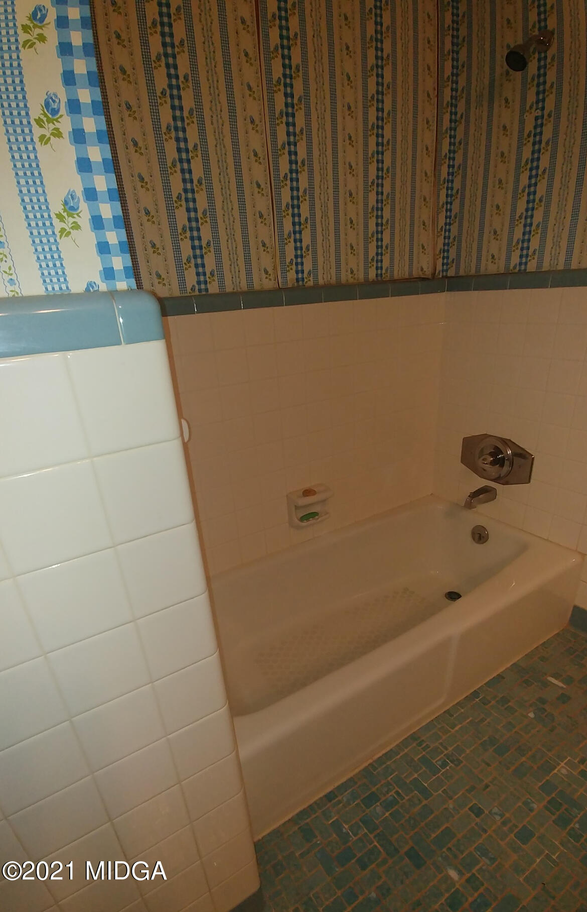 7325 Nowell Road South Macon, GA 31216 - Photo 8 of 18 a bathroom with a bathtub