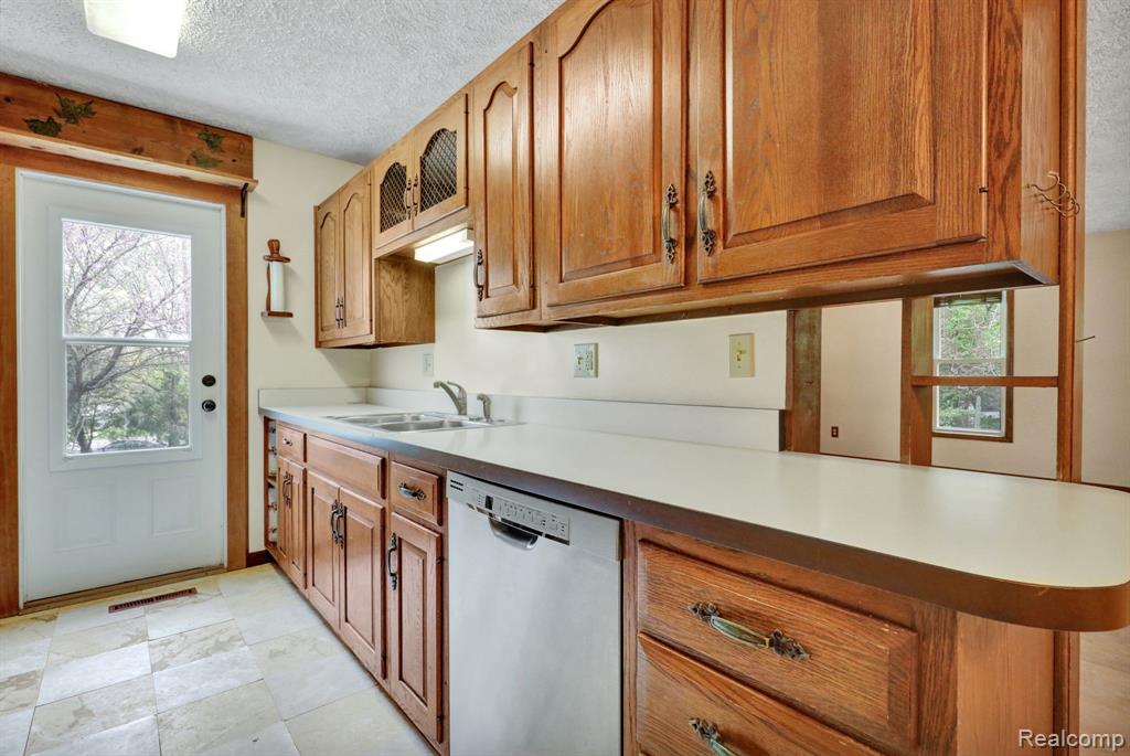 3305 Ridgefield Road Lansing, MI 48906 - Photo 10 of 46 Gallery Image 10
