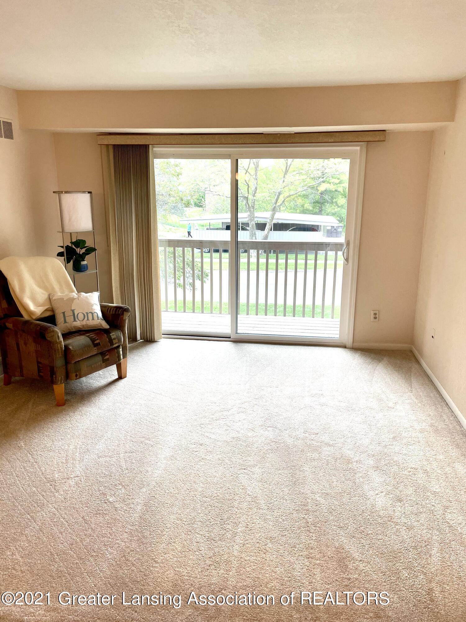 5402 Maple Ridge Road, Unit 6 Haslett, MI 48840 - Photo 5 of 21 Living rm