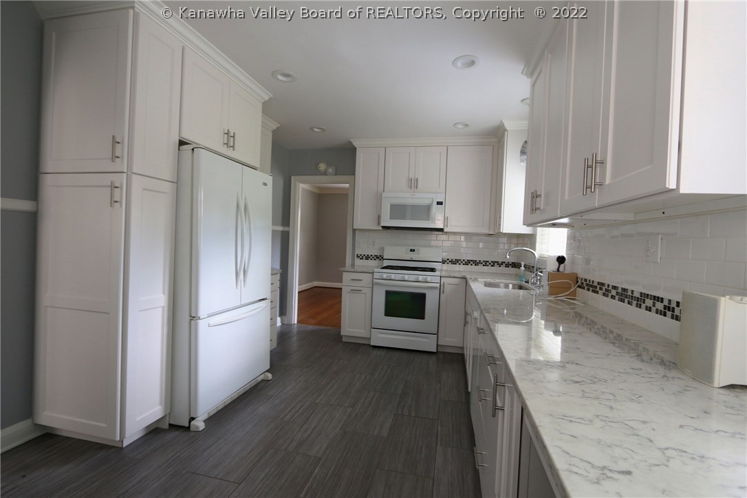 902 Maple Road Charleston, WV 25302 - Photo 11 of 20 View from the built-in bar area.