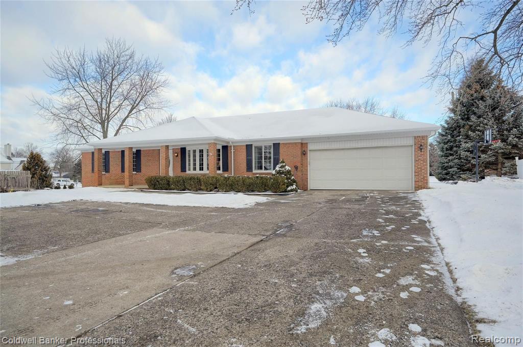5050 Commerce Road West Bloomfield, MI 48324 - Photo 2 of 43