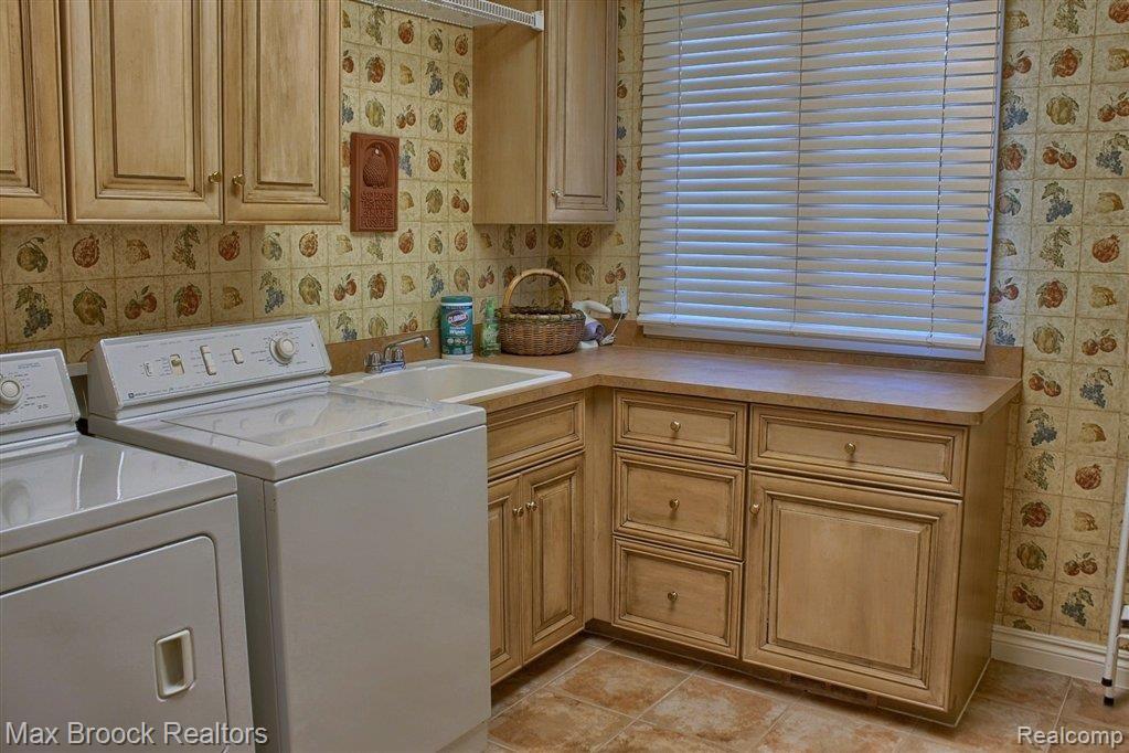 4652 Goodison Pl Drive Rochester, MI 48306 - Photo 14 of 25 Laundry Room.jpg